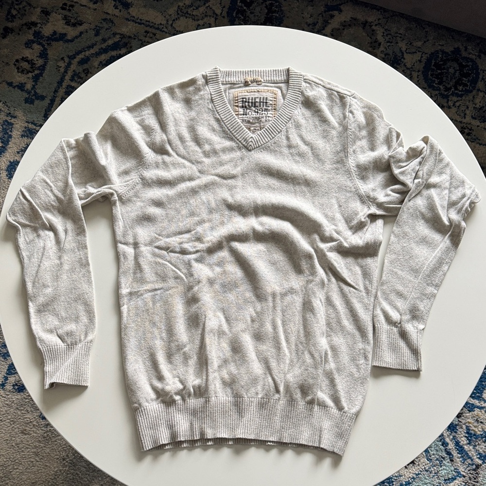 Ruehl No.925 Men's Light Gray V-Neck Sweater